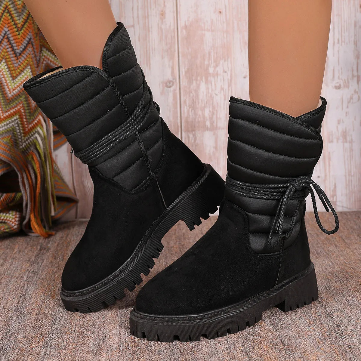 Women's chunky heel snow boots in suede with lace-up front and fleece lining