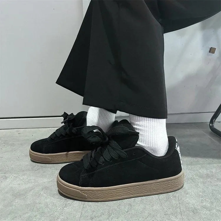 Men's and women's black retro low-top sneakers with waterproof platform rubber sole and front lace-up closure