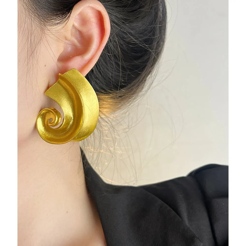 Geometric retro ear studs in gold or silver with 5cm size and alloy construction
