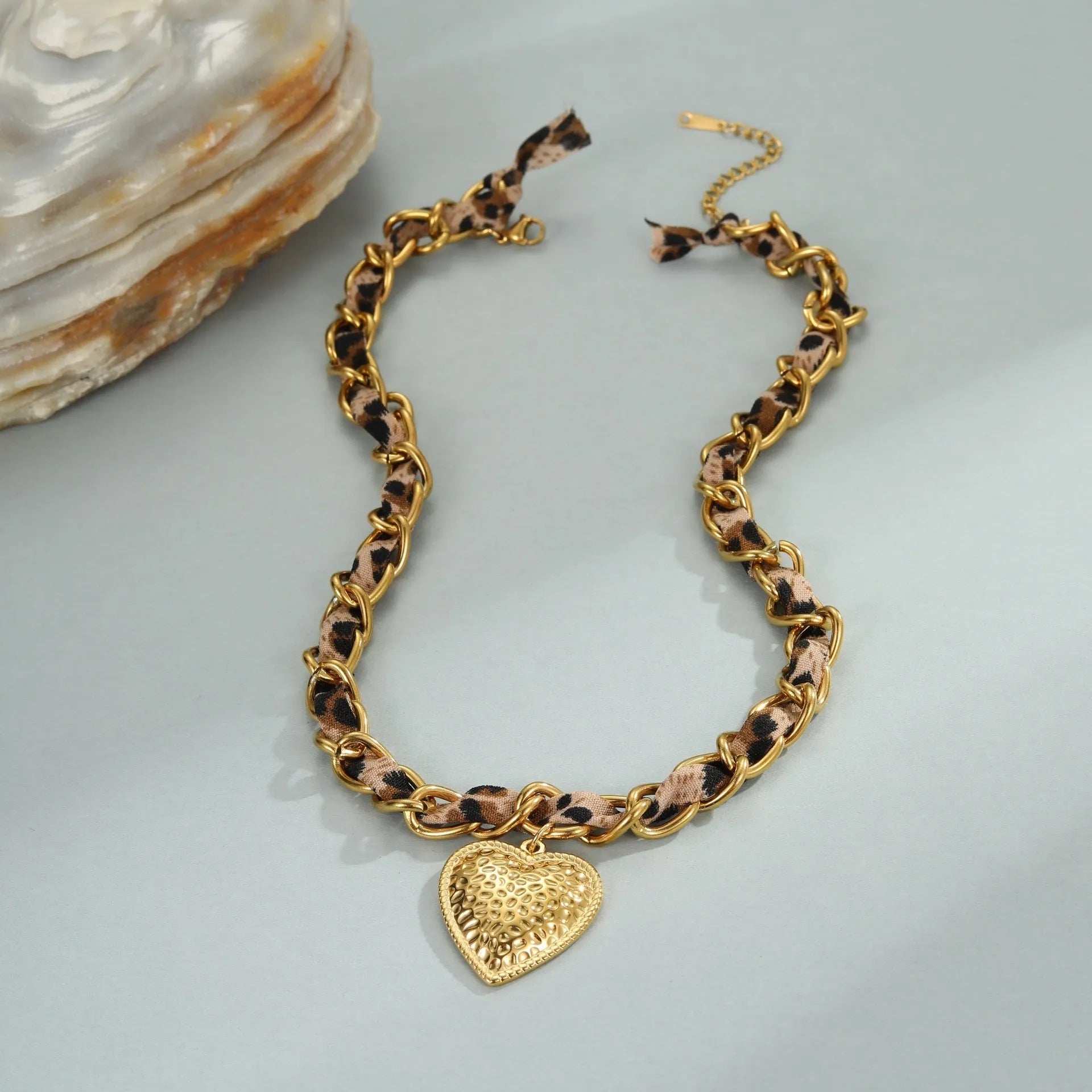 Stainless steel necklace with a geometric leopard love pendant on an adjustable 41-50cm chain.