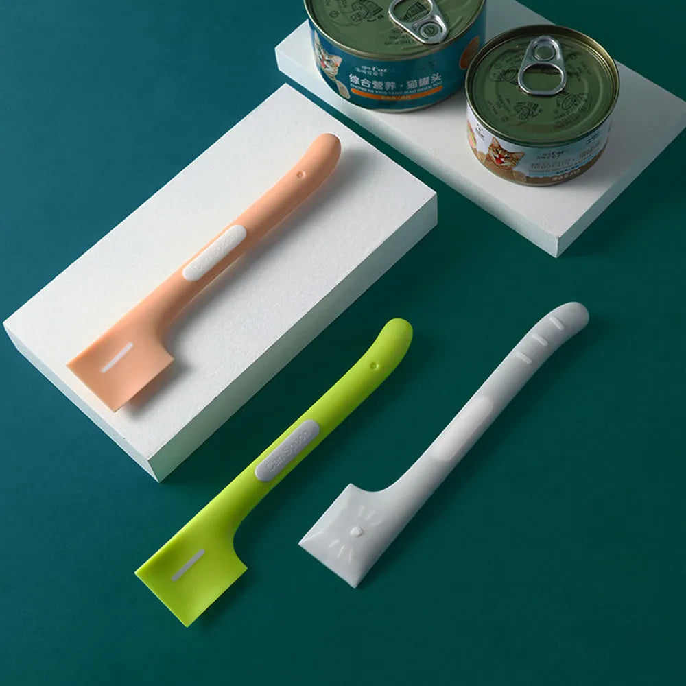 16cm long TPR pet feeding spoon with right-angle scraping edge in green colour