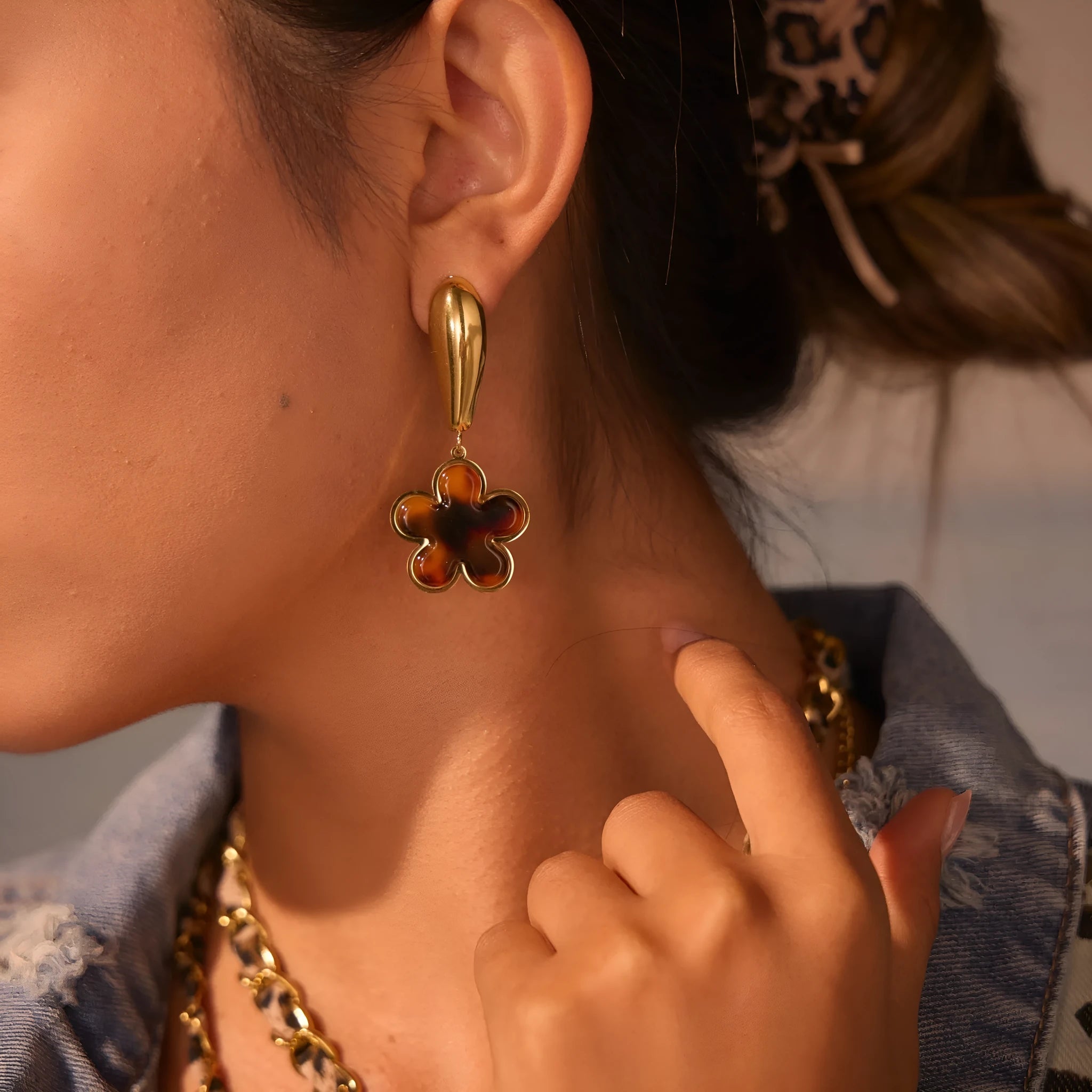 Women's tortoiseshell resin hawksbill colour earrings with 18K gold electroplated stainless steel in flower and heart-shaped designs