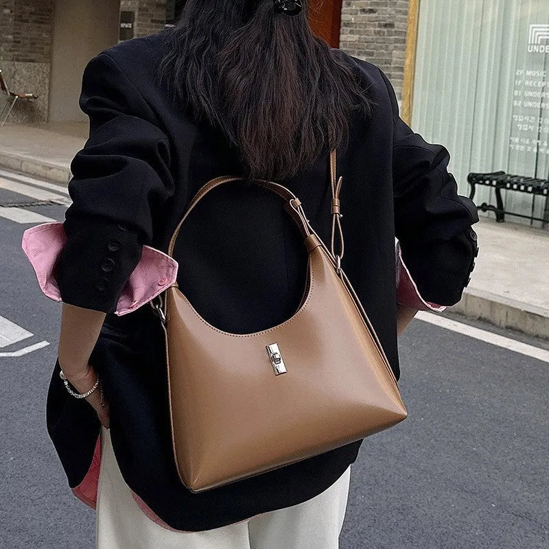 Women's dumpling-shaped crossbody shoulder bag in genuine cowhide leather with sandwich pocket and internal organisers