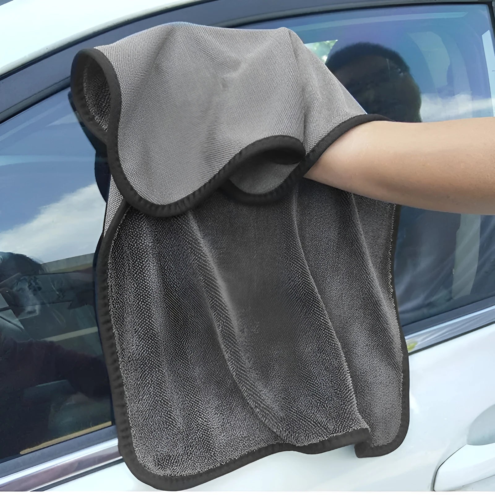 Grey square microfiber car wash towel measuring 40x40cm for drying vehicles