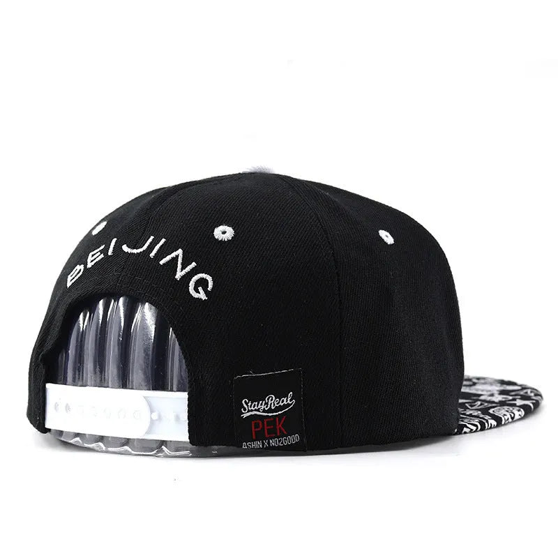 Adjustable cotton baseball cap with letter embroidery in black or white colours