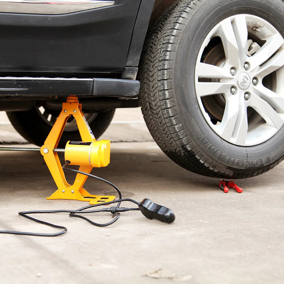 TY002 vehicle-mounted electric hydraulic jack kit with 2-tonne capacity on 5kg base