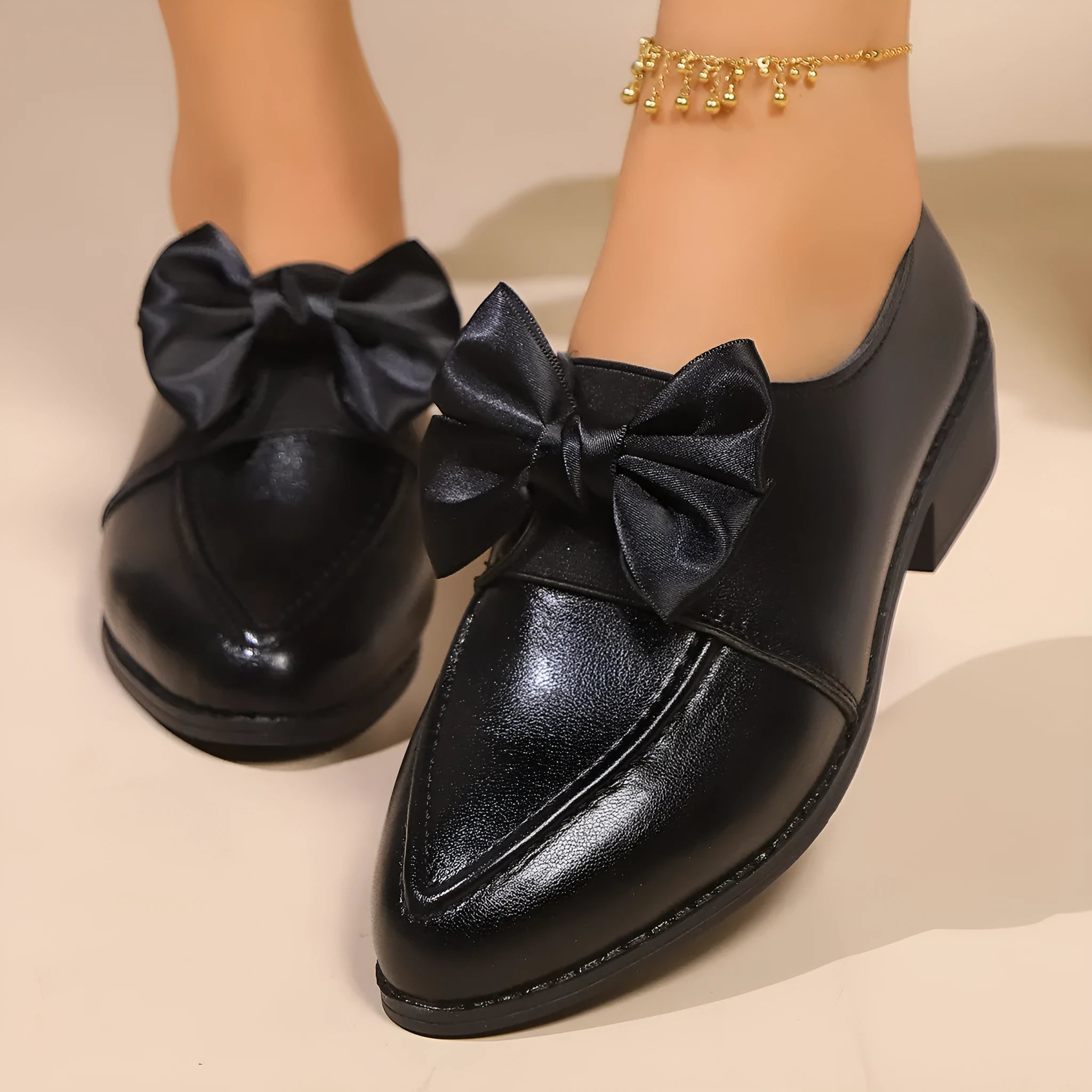 Women's simple flat shoes with a choice of buckle, large bow, or small bowknot decoration on the upper.