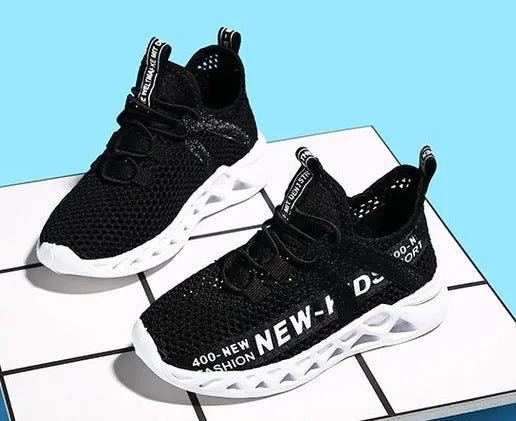 New mesh kids sneakers in red, breathable lightweight children's casual shoes with rubber non-slip sole