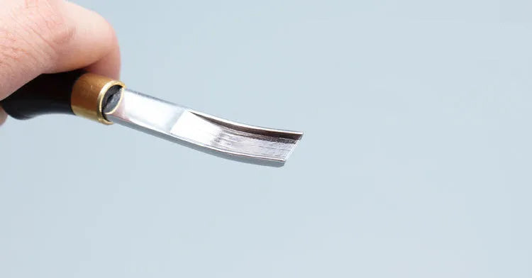 Leather thinning knife with wide shovel edge blade and drum shovel design for leathercraft