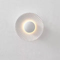 Round wall-mounted lamp with aluminium shade in white and gold colour options