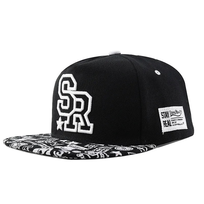 Adjustable cotton baseball cap with letter embroidery in black or white colours