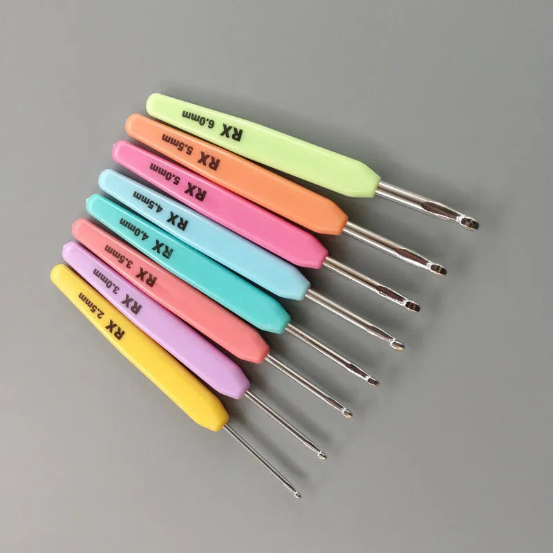 16-piece crochet hook set showing thick ABS handles and thin polyethylene handles with storage bag