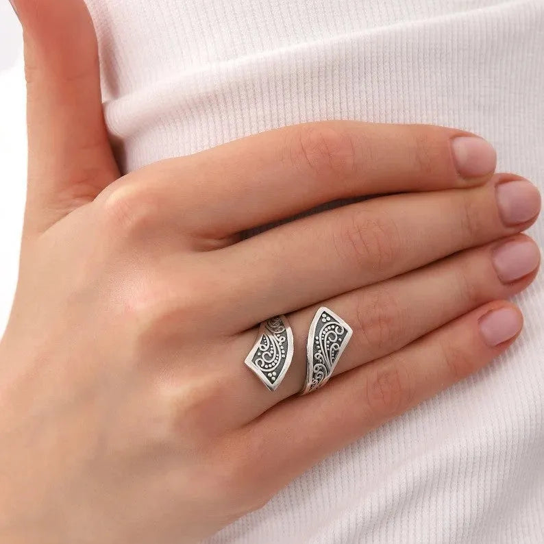 Silver-coloured alloy ring with adjustable opening, minimalist retro design for women