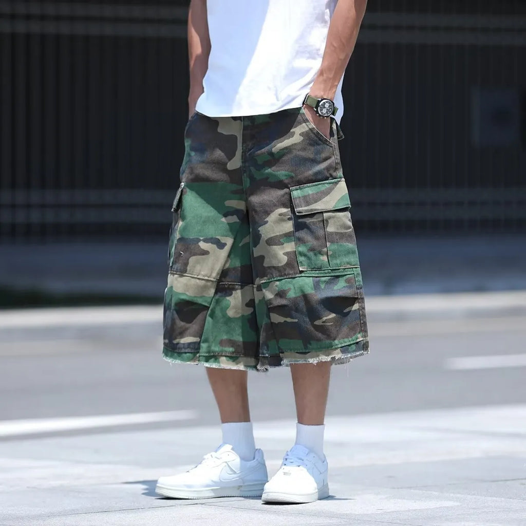 Cotton camouflage shorts with American retro workwear style in loose fit and cropped summer length
