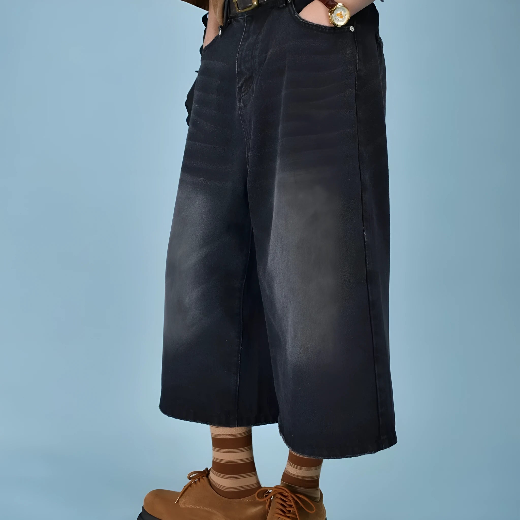 Men's loose straight-cut denim shorts in blue on a mannequin, showing fifth pants length and casual style.