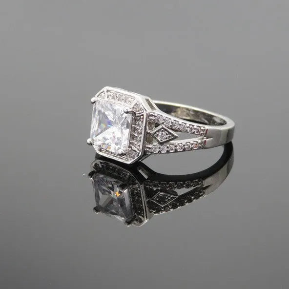 Geometric women's zircon ring with hollow ornamentation in platinum colour