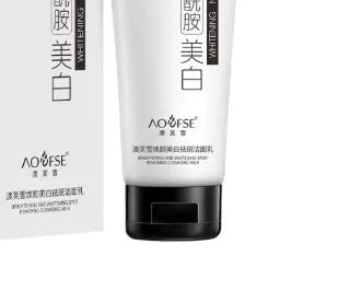 White pump bottle of 100ml whitening and freckle-removing facial cleanser for deep pore cleansing
