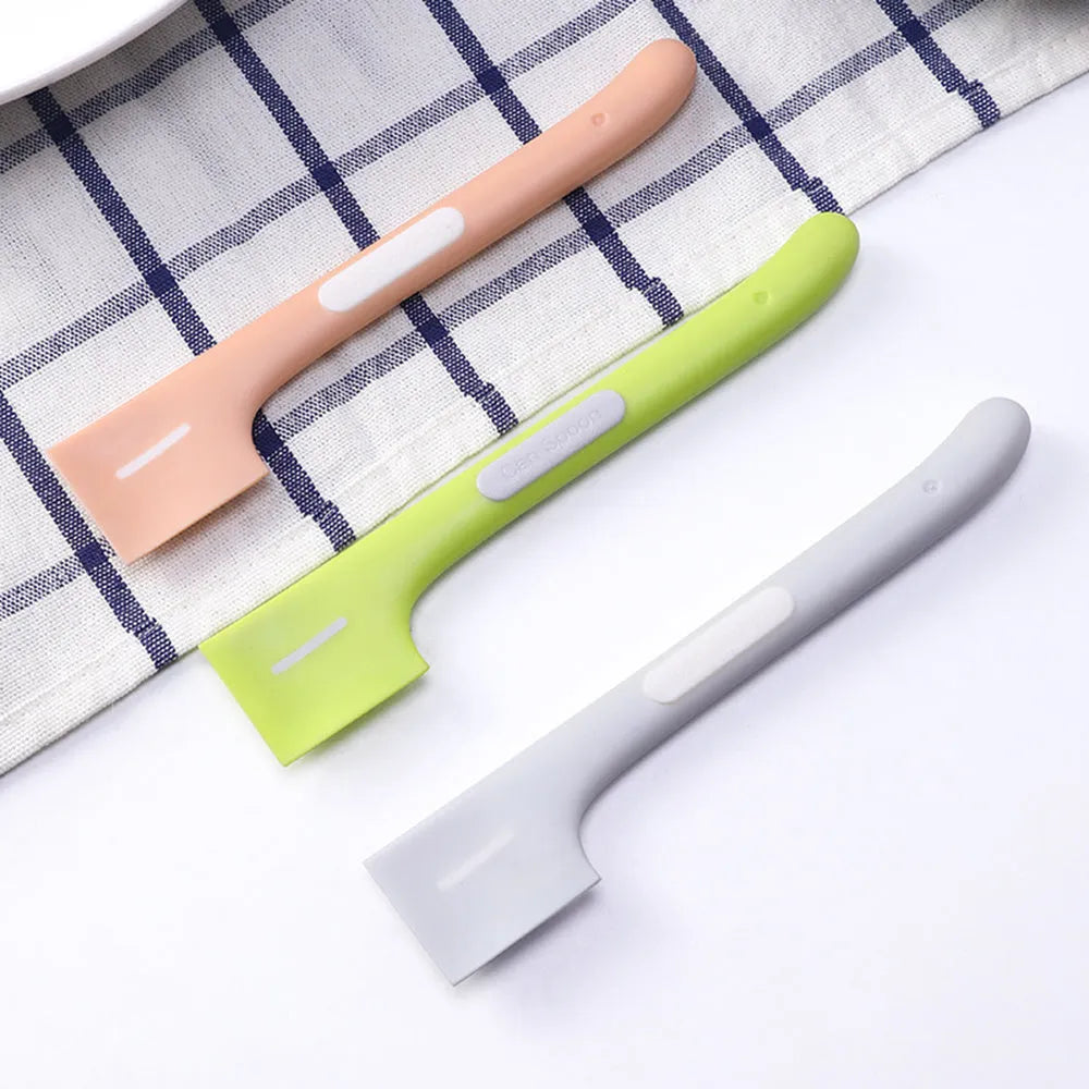 16cm long TPR pet feeding spoon with right-angle scraping edge in green colour