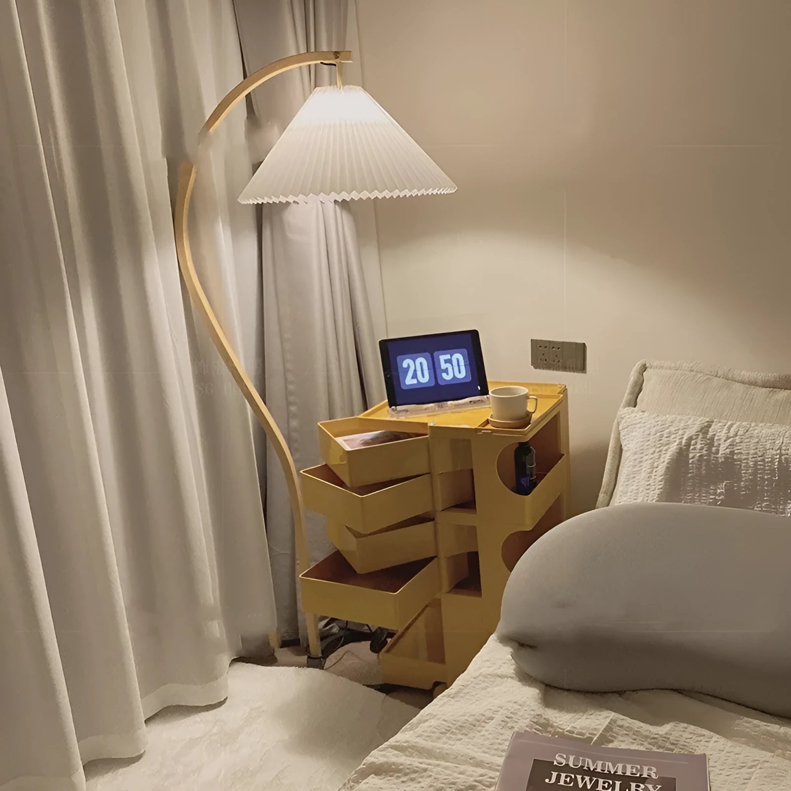 Retro vertical table lamp with log white lampshade and three-colour variable light for bedroom bedside use