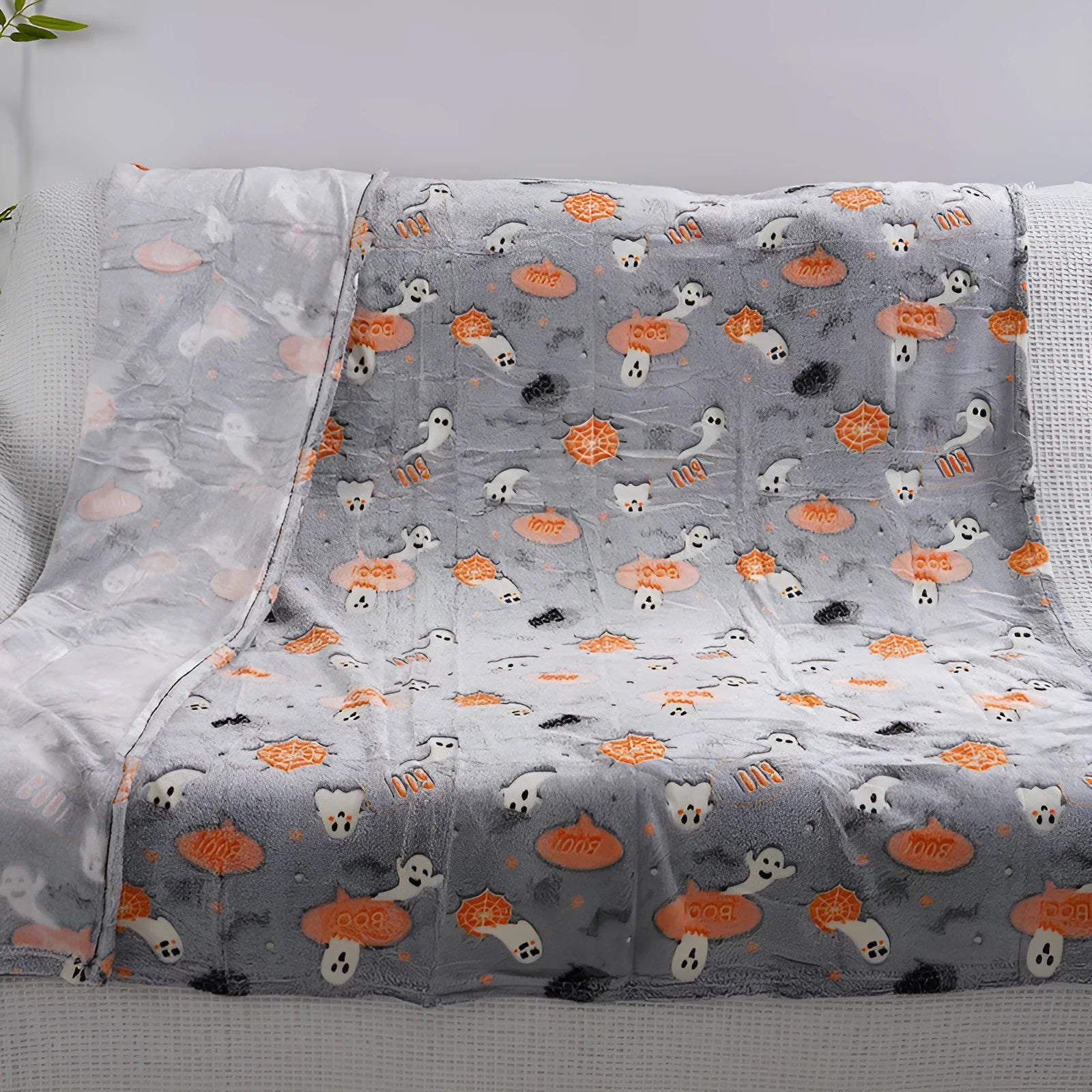 Children's soft flannel blanket with cartoon design, shown in two size options.
