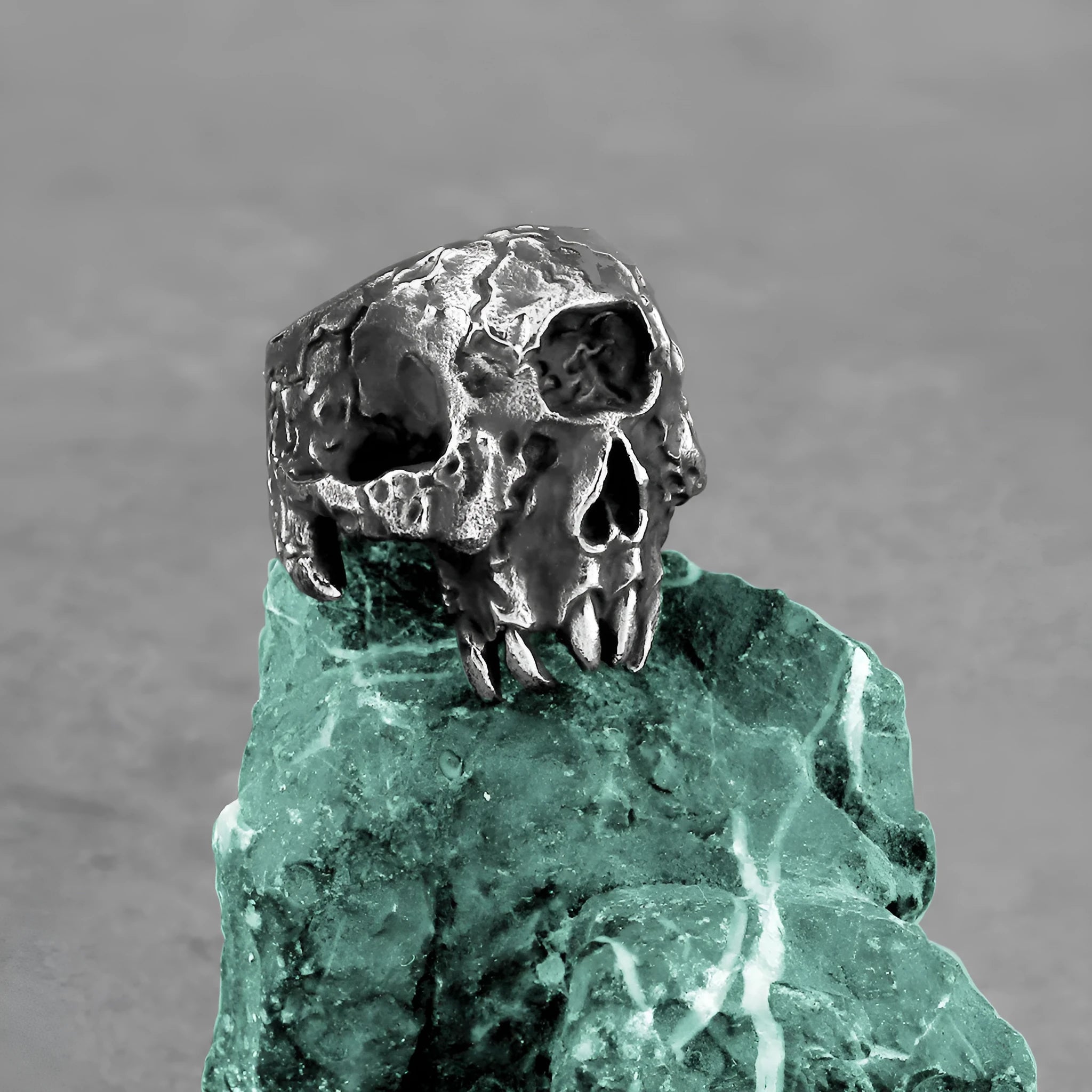 Alloy ring featuring a one-eyed skull design in a punk or hip hop retro style