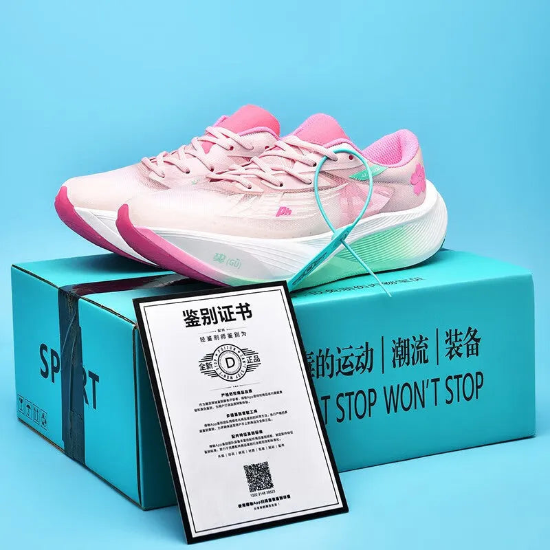 Low-top racing sneakers with carbon plate rebound shock absorption in four colour options