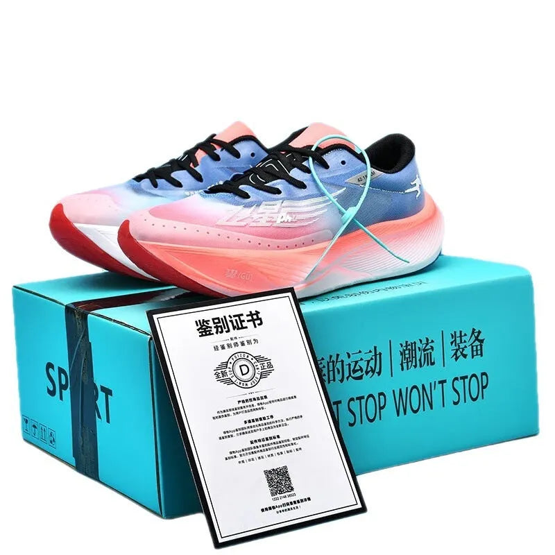 Low-top racing sneakers with carbon plate rebound shock absorption in four colour options