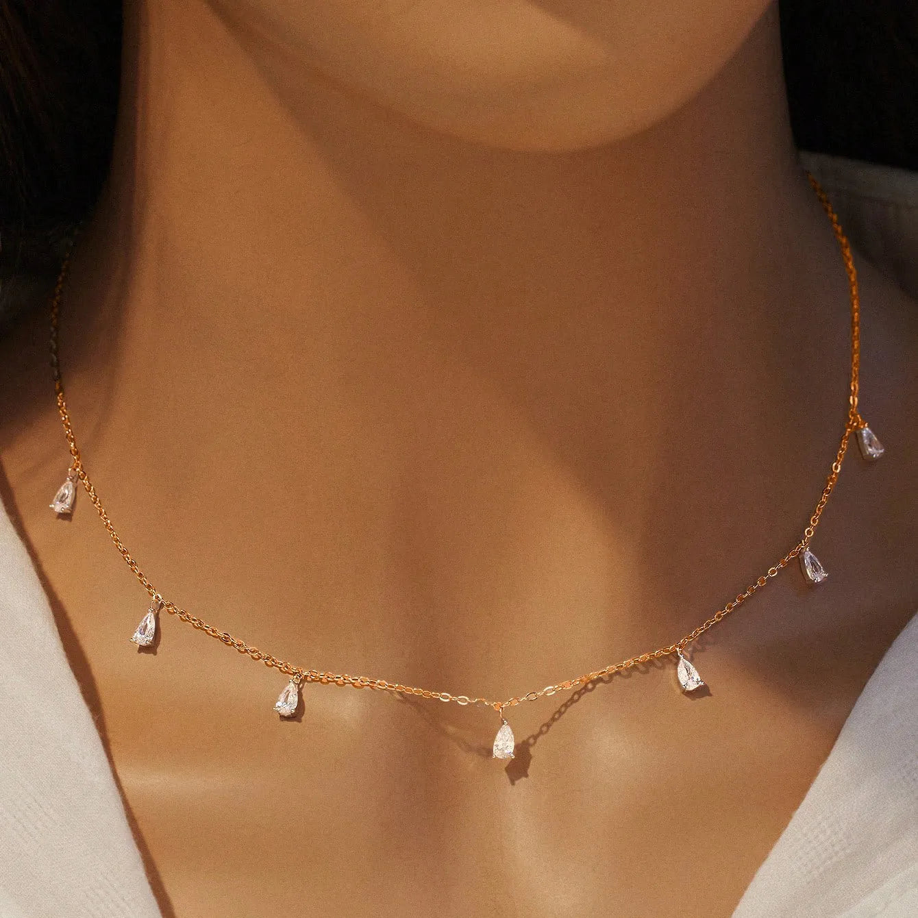 Gentle drop-shaped artificial zircon necklace on O-shaped chain with triangular design elements