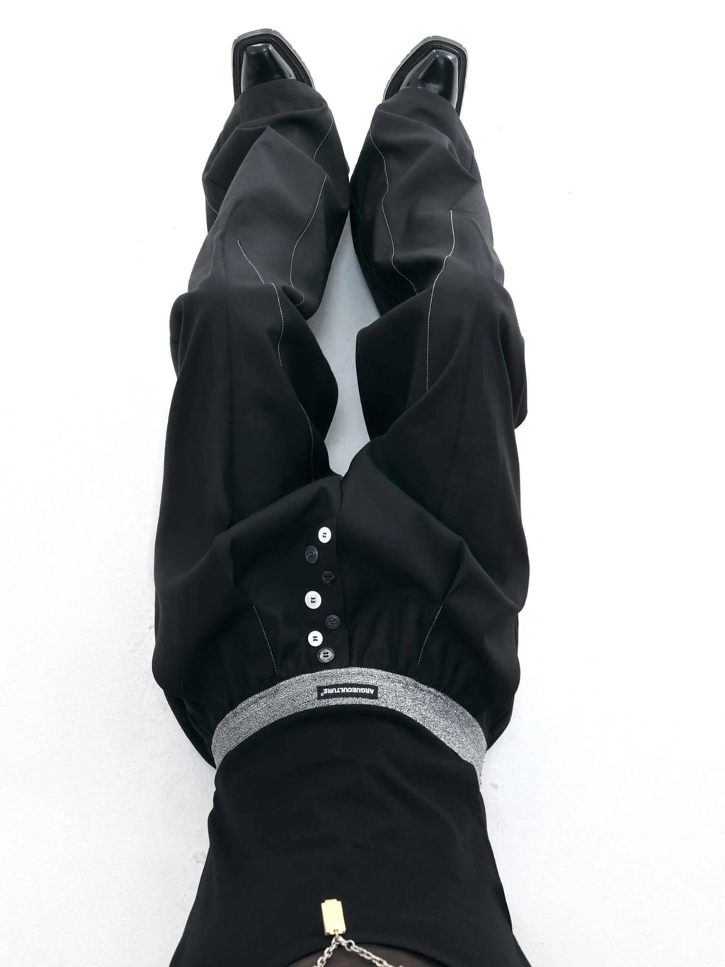 Straight-leg suit trousers with button-open line design in high-waisted drooping style