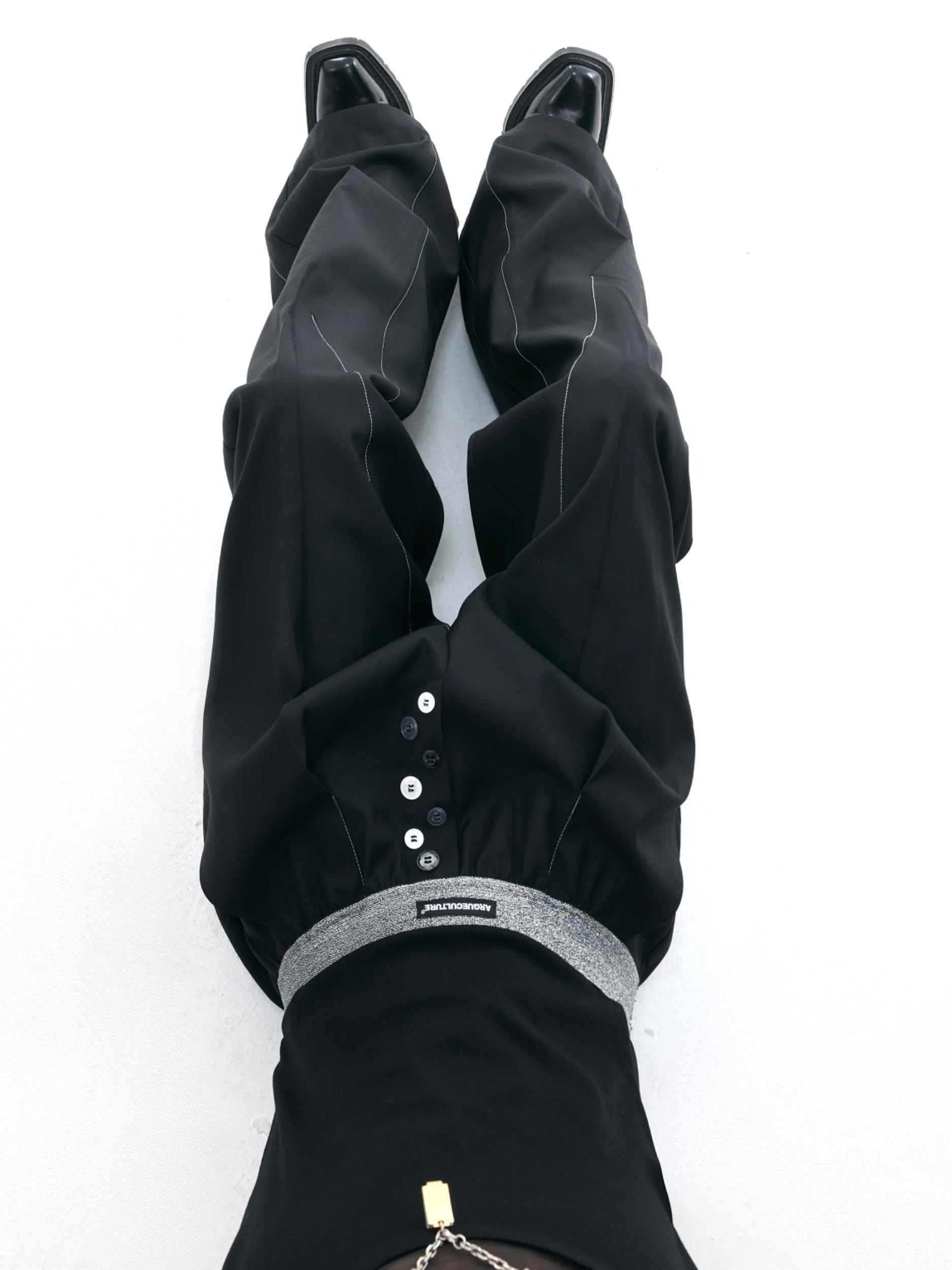 Straight-leg suit trousers with button-open line design in high-waisted drooping style