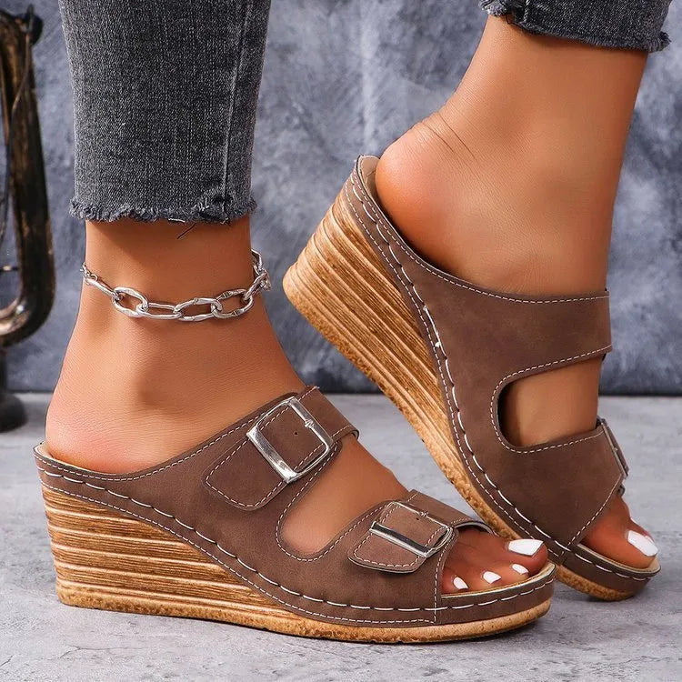 Women's outer wedge belt buckle beach slippers in beige with PU upper and rubber sole