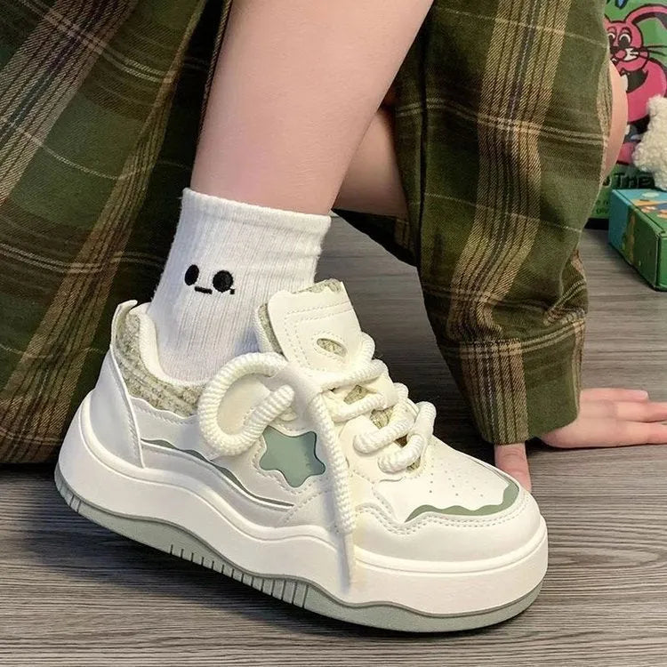 Women's casual platform sneaker in patent artificial PU, round toe lace-up design, rubber sole, green and pink colours