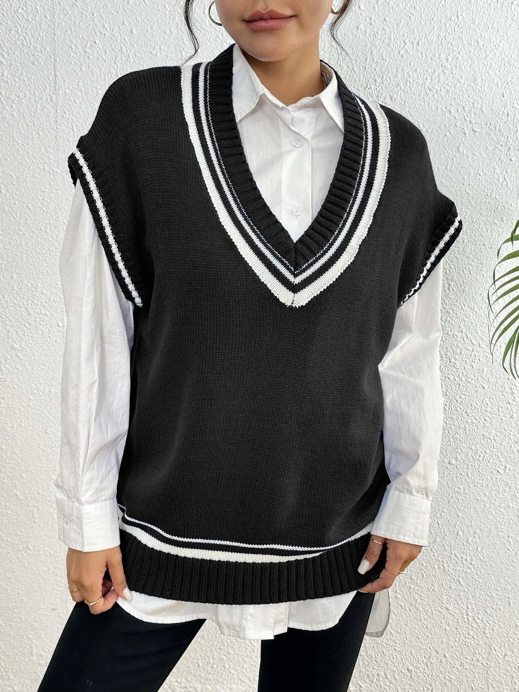 Loose-fitting women's vest sweater in a wool blend, shown in coffee, blue, and black colours.