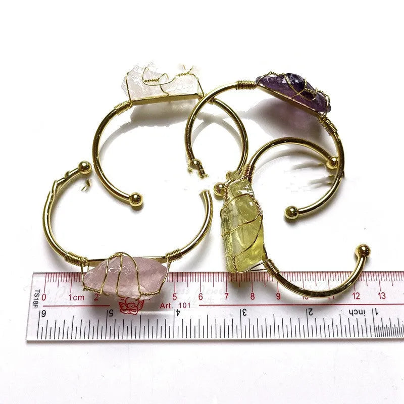 Geometric gold wire bracelet with a central rough natural crystal, bohemian ethnic style.