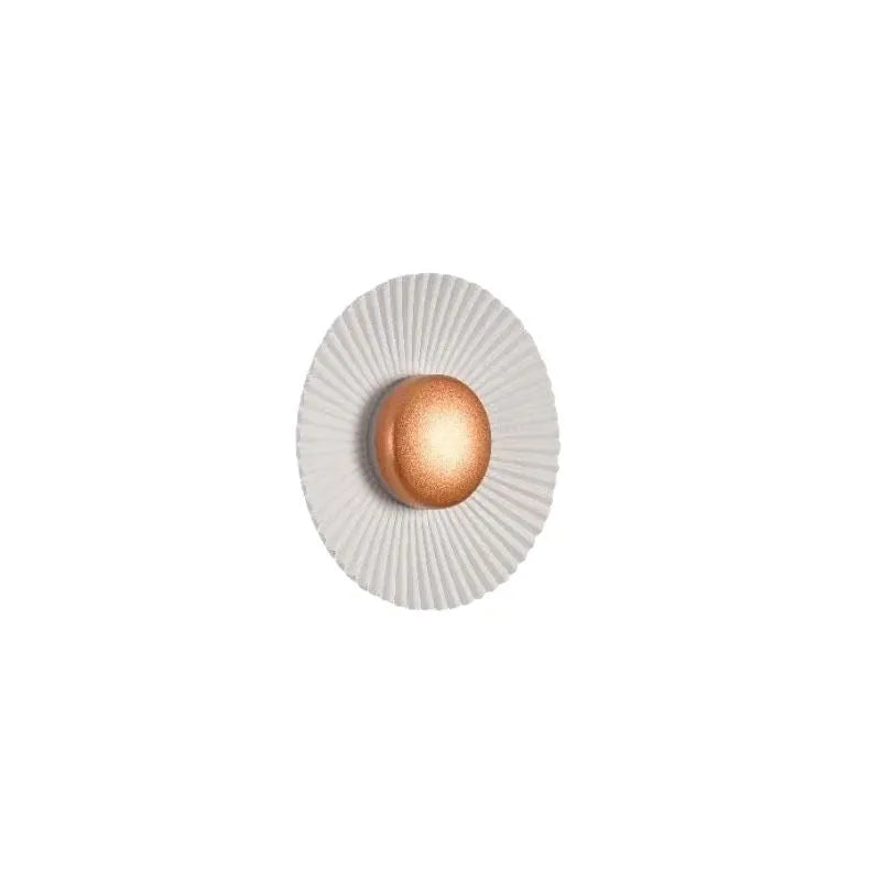 Round wall-mounted lamp with aluminium shade in white and gold colour options