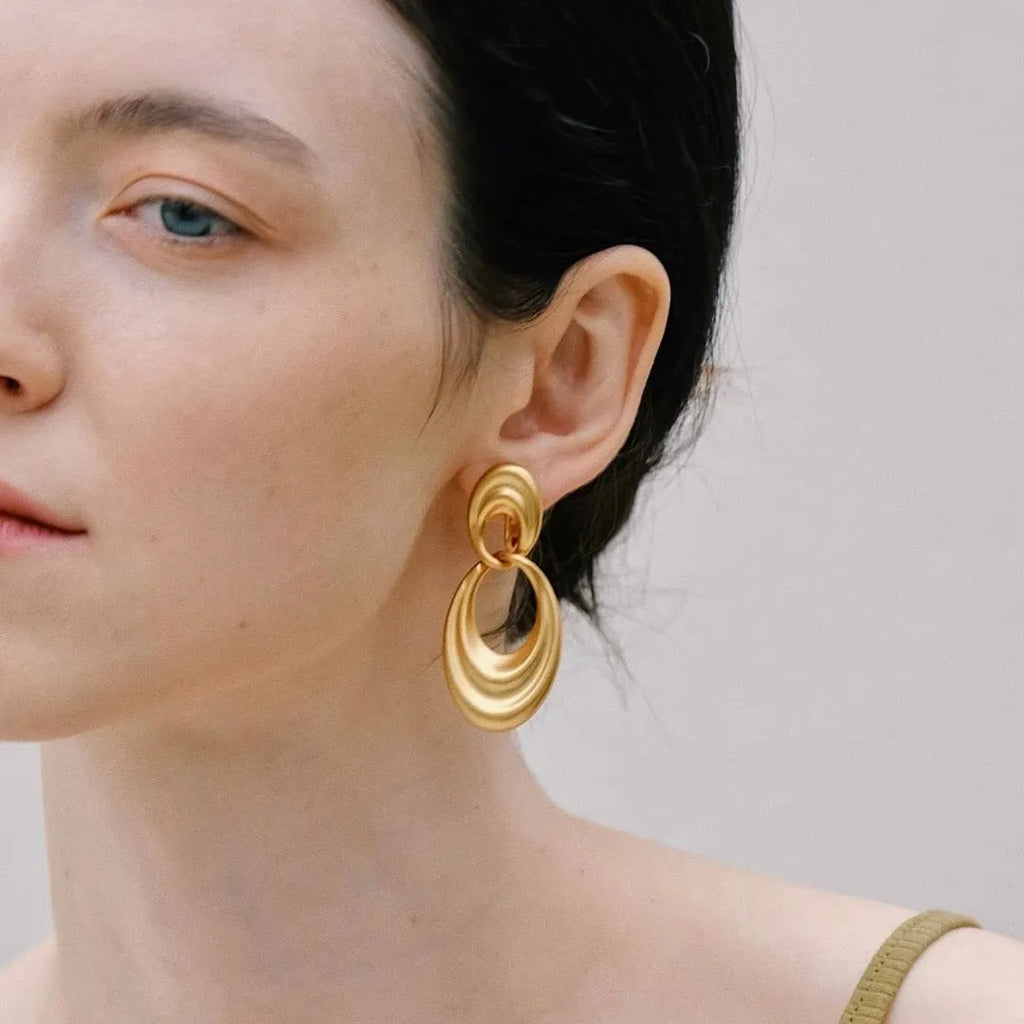 Women's gold French retro double circle earrings with a U-shape in quicksand colour on a copper base.