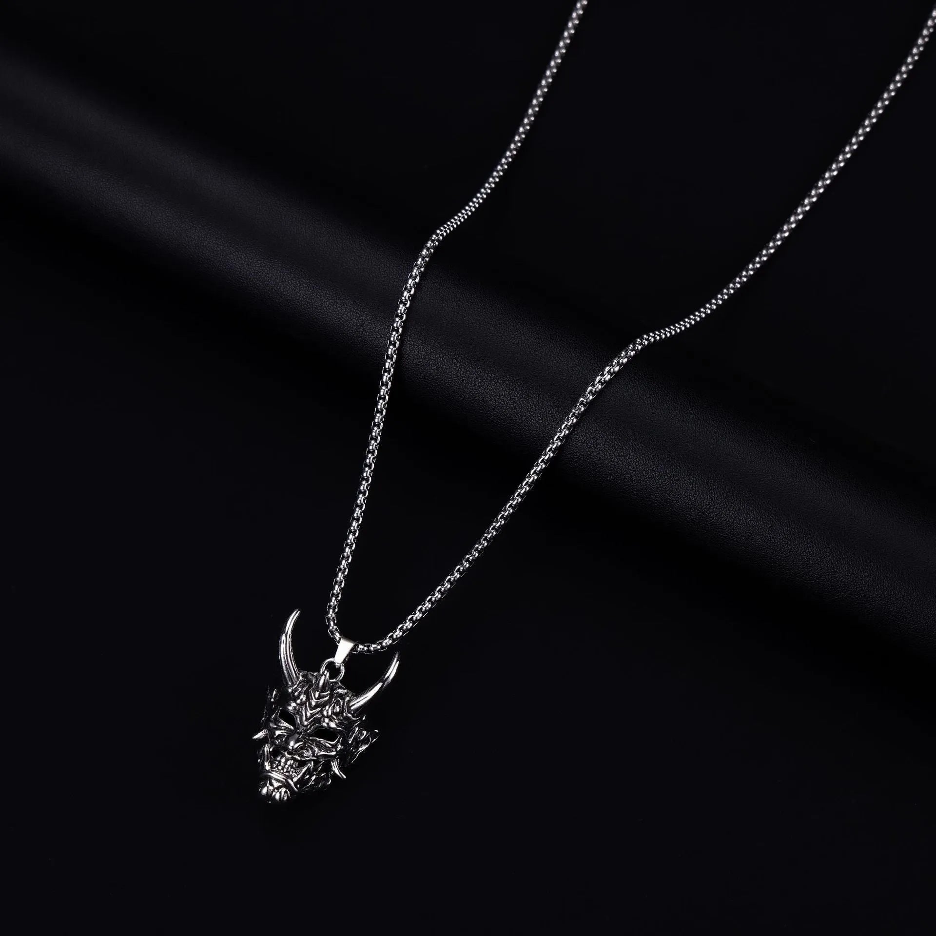 Men's silver vintage necklace with 40mm alloy pendant on adjustable chain