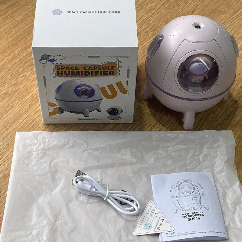Astronaut-themed USB desktop humidifier with colourful LED light and 220ml water capacity