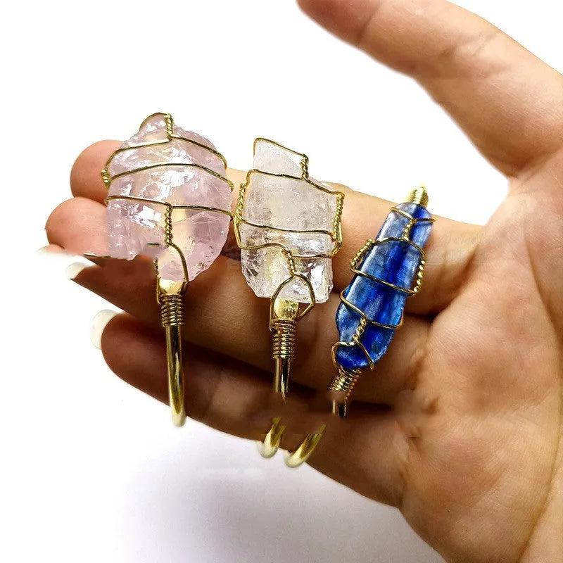 Geometric gold wire bracelet with a central rough natural crystal, bohemian ethnic style.