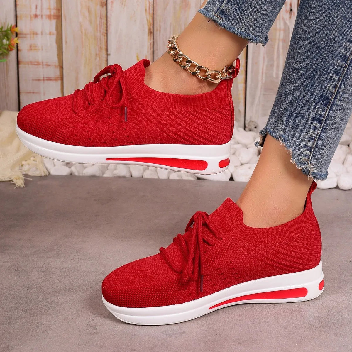 Women's casual fly-knit sneakers in black, low top with lace-up closure and round toe