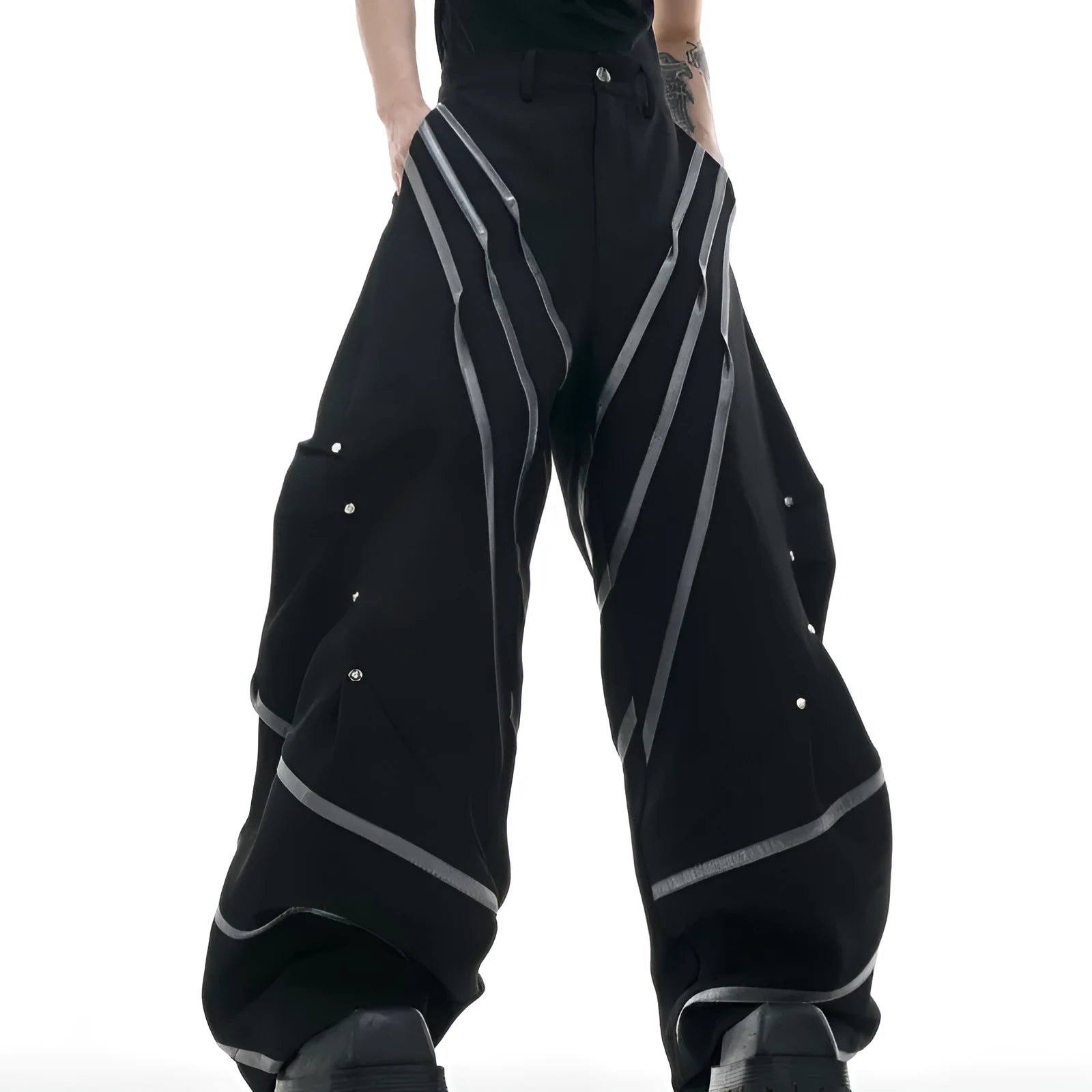 Men's trousers with three-dimensional cutting, metal striped rivet detailing and pleated design in polyester fabric