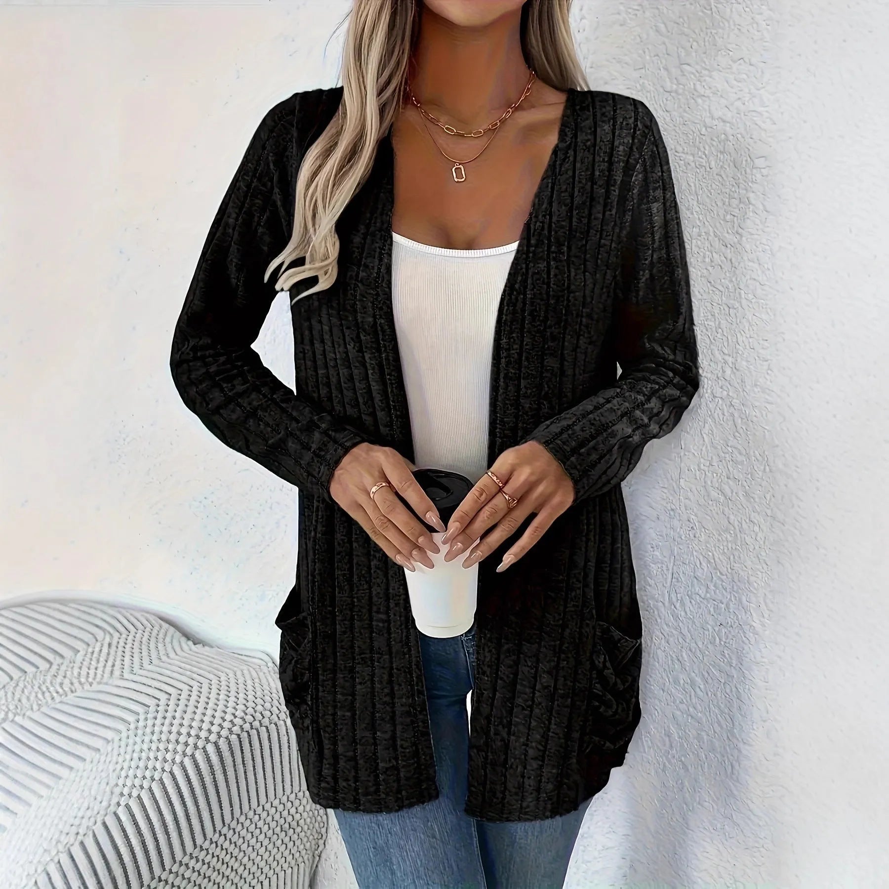 Solid colour long sleeve cardigan with front pockets, loose fit polyester knitwear