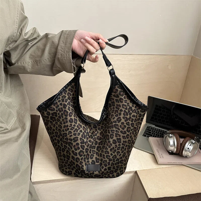 Women's corduroy tote bag with stitched seams, phone pocket, black colour, 45x20.5x37.5cm