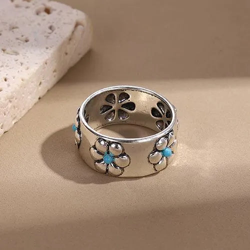 Antique silver alloy flower daisy ring on geometric band, women's niche vintage jewellery