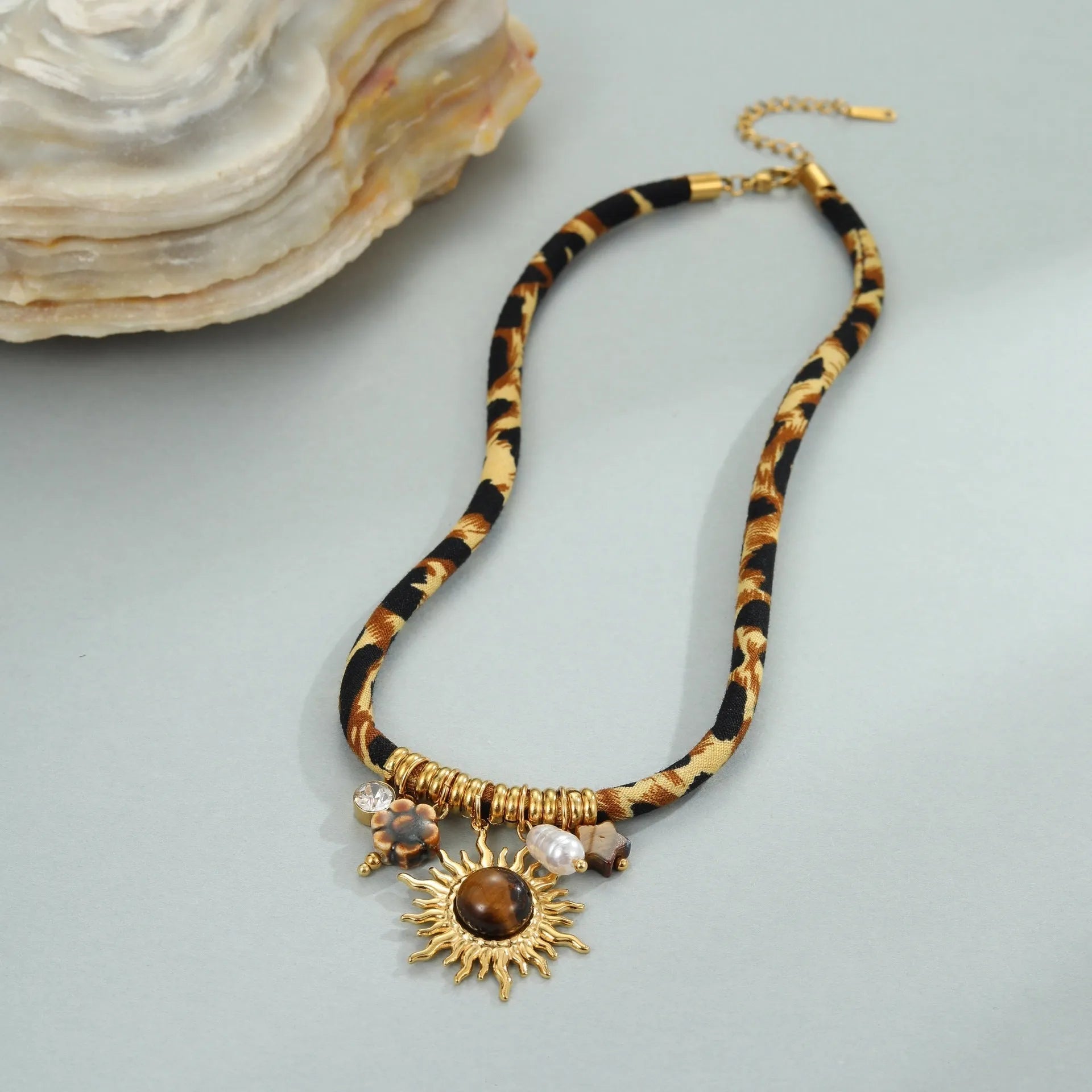 Leopard series stainless steel necklace with geometric pendant and adjustable chain