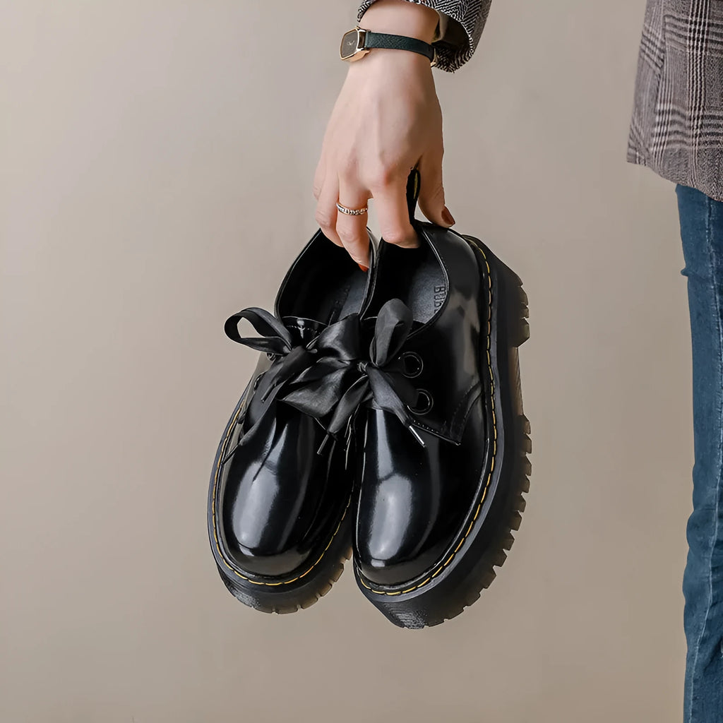 Women's thick-soled leather shoes with ribbon and cross strap details in lace-up design