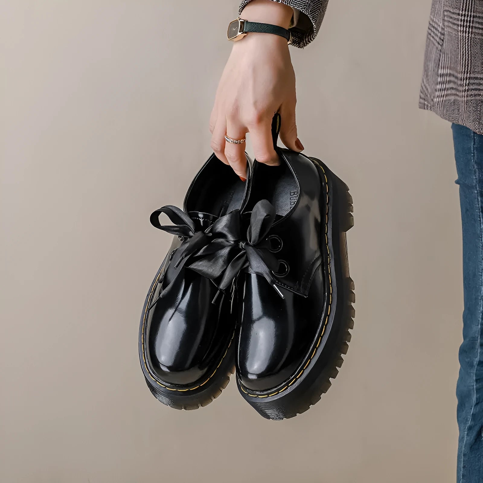 Women's thick-soled leather shoes with ribbon and cross strap details in lace-up design