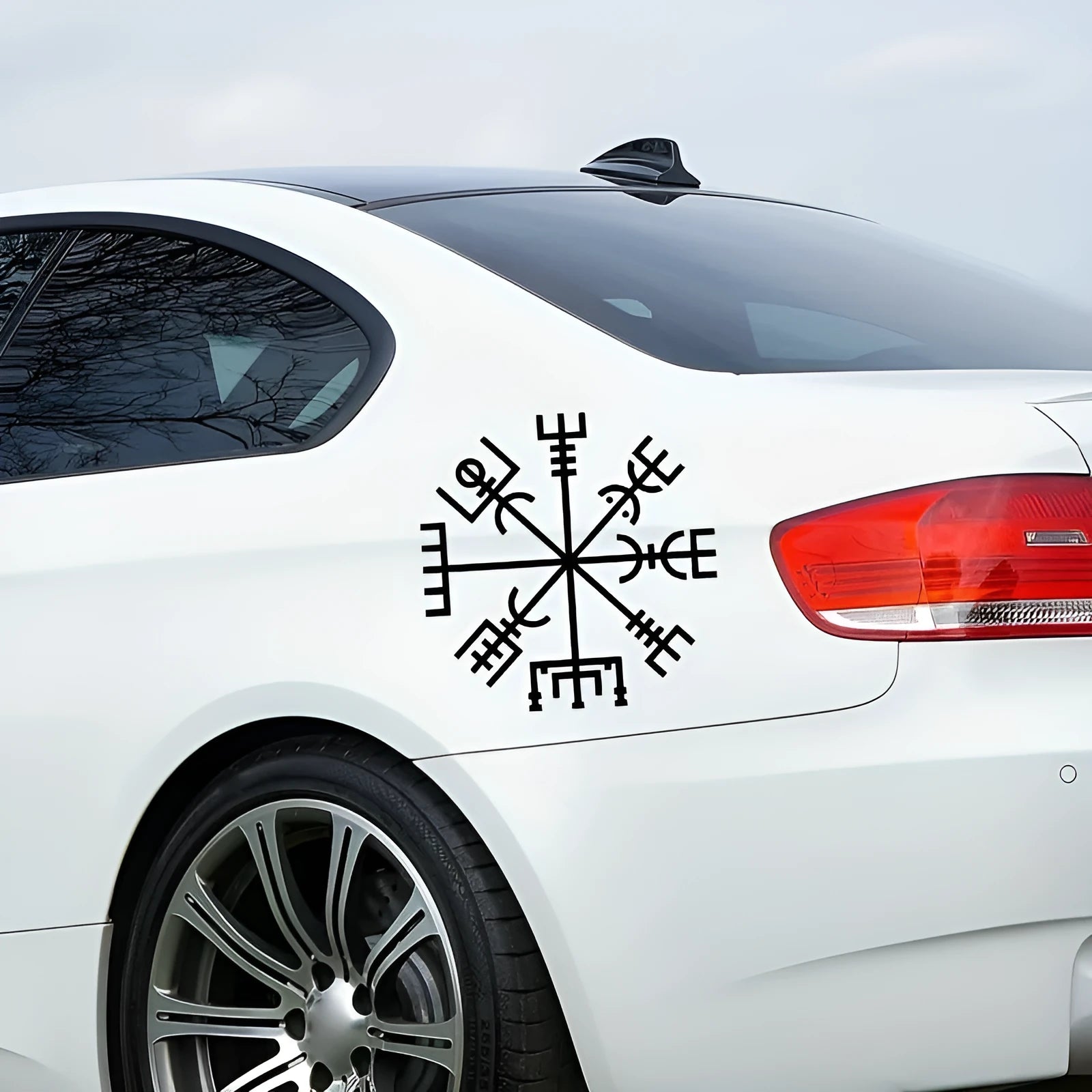 13x13cm square vinyl sticker with 'Vegetarian No Charm' text for car windows or laptops