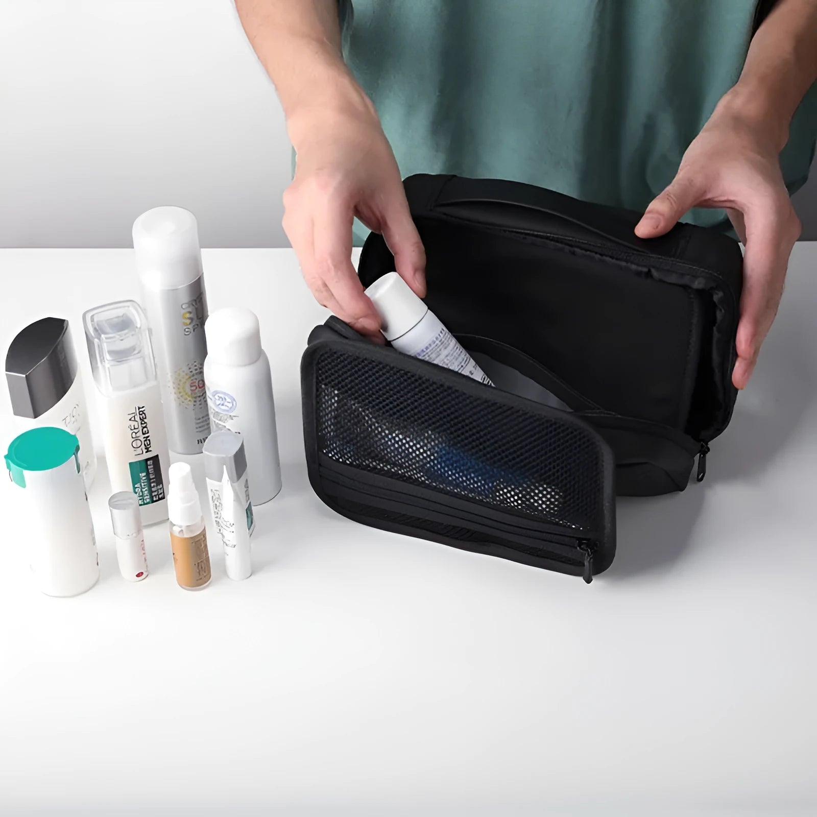 Multi-layer wet dry separation toiletry bag in Oxford cloth with below 20L capacity