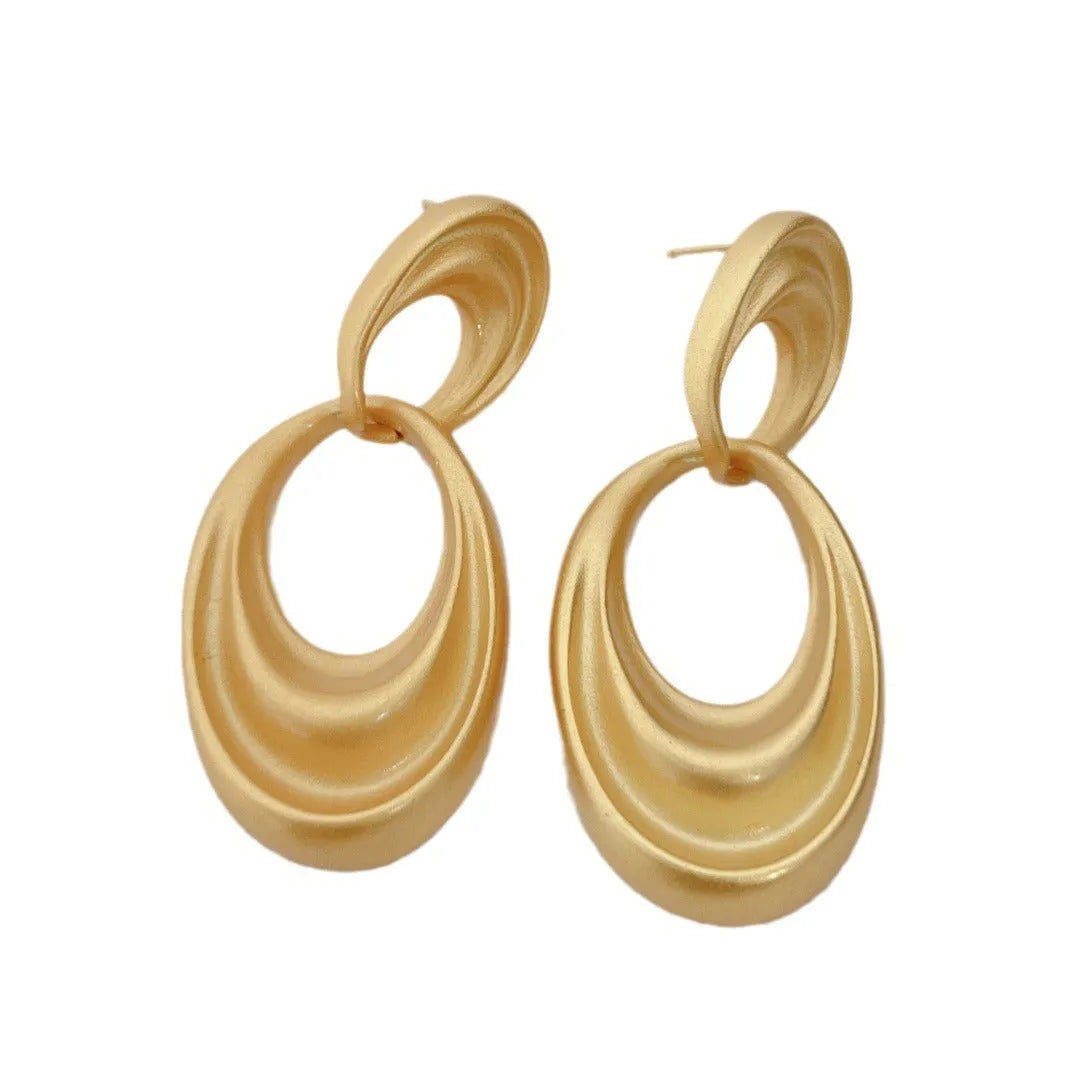 Women's gold French retro double circle earrings with a U-shape in quicksand colour on a copper base.